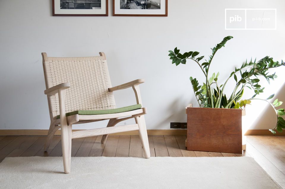 Elegante sillón geométrico con líneas de los años 50.