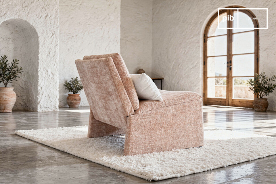 Este sillón tiene una presencia arquitectónica en la que la estructura se difumina tras una línea