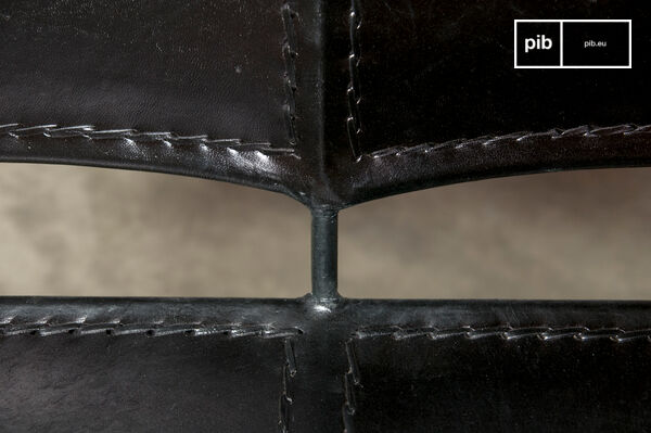 Un sillón doble 100% metálico y de cuero que le dará un una personalidad completamente vintage a