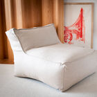 Gran sillón blanco, todo en elegancia.