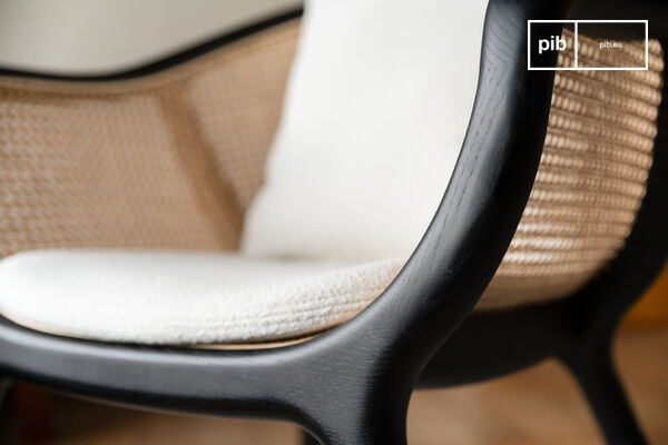 Negro intenso contrastado con mimbre claro