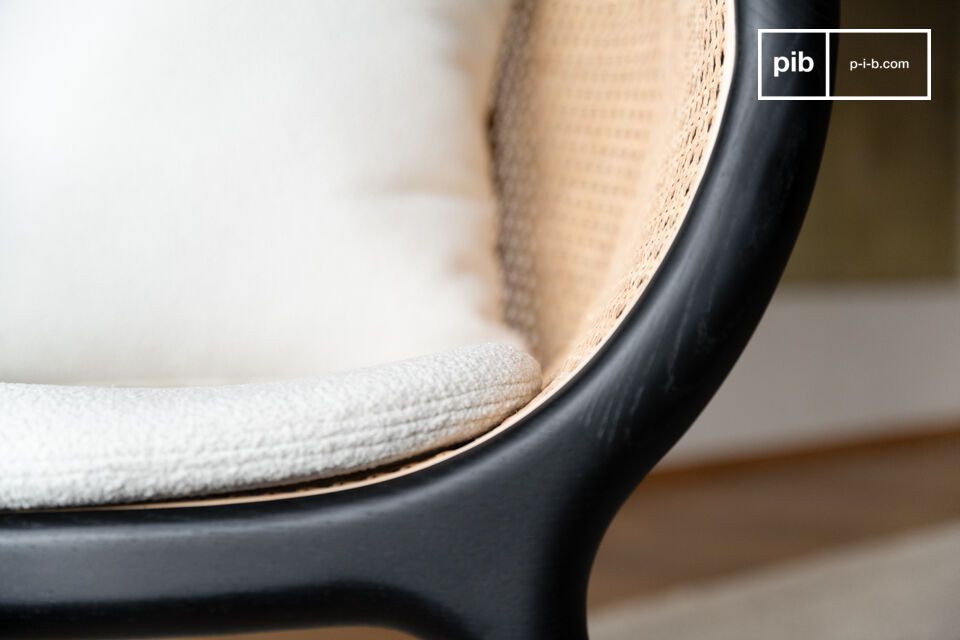 Este sillón de fresno macizo negro presenta un diseño curvilíneo