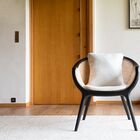 El asiento de mimbre claro