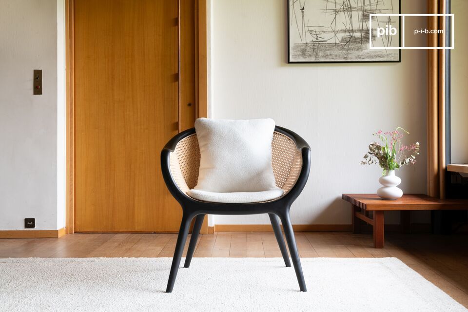El asiento de mimbre claro