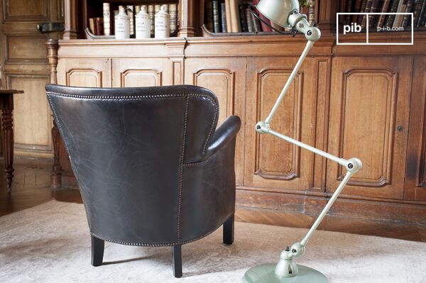 Sillón con 4 patas de madera maciza.