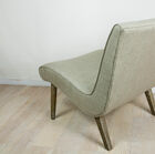 Alrededor de una mesa de centro en una sala de estar, sólida y encantadora.