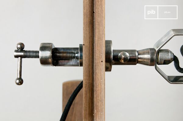 This lamp stands out for its portability and its vise-style clamping system