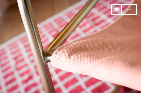 Der ebenso untypische wie raffinierte Schaukelstuhl Lund ist von den großen Dekorationstrends