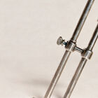 Its design is based on a double sliding rod system, ensuring precise height adjustment