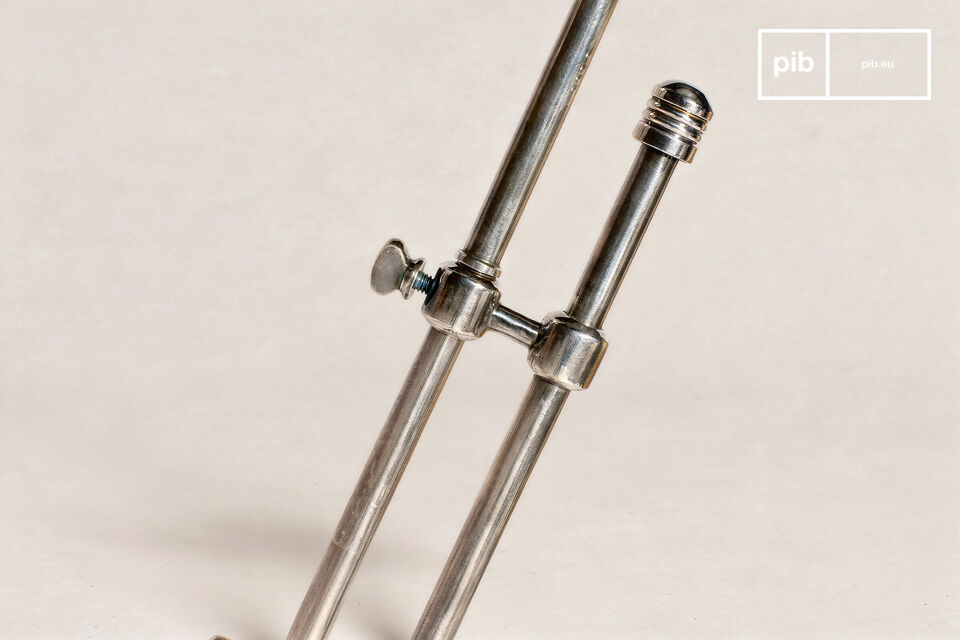 Its design is based on a double sliding rod system, ensuring precise height adjustment