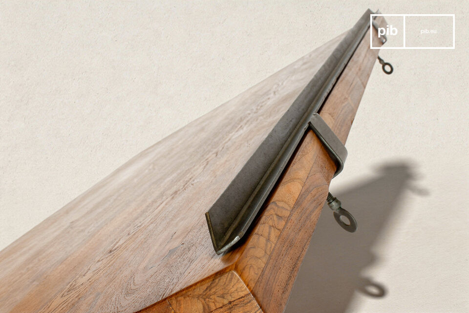 The 140 cm solid recycled teak tabletop pivots from horizontal to an 80° angle