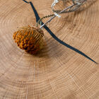 The tray keeps the texture of the wood, a clear success.