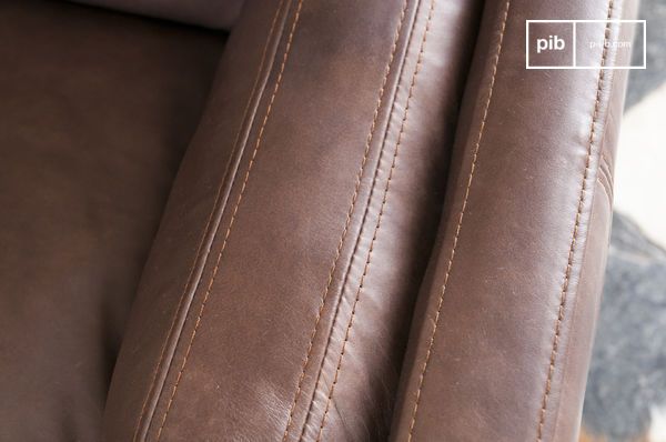 Los acabados del sofá están muy bien trabajados.