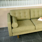 Ein  Design Sofa  im Look der 50er Jahre mit seinen zylinderförmigen Armlehnen und Holzfüßen