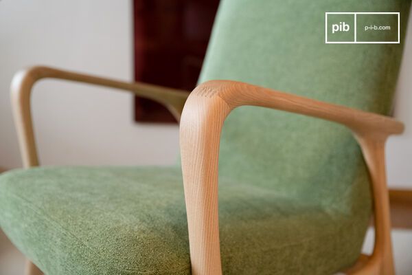 The green velvet upholstery adds a touch of sophistication and freshness while its lines give it a