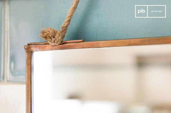 A mirror in the sober and retro design