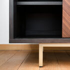 Destaca este mueble con sus generosas dimensiones de 200 cm de ancho