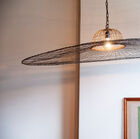 È un lampadario particolarmente originale con un raffinato look industriale.