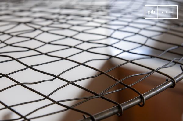 Il corpo della sospensione forma una specie di griglia metallica.