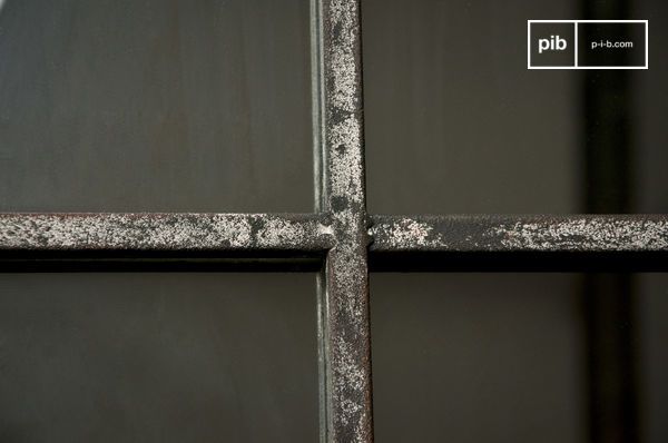 Il disegno della cornice ricorda una vecchia finestra di un'officina.