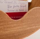 Lo specchio ha un bordo per posizionare gli oggetti.