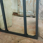 Detail der Metallstruktur in einem rustikalen Kontext.