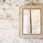 Der Spiegel Joan ist ein Deko-Accessoire im Shabby Chic Stil