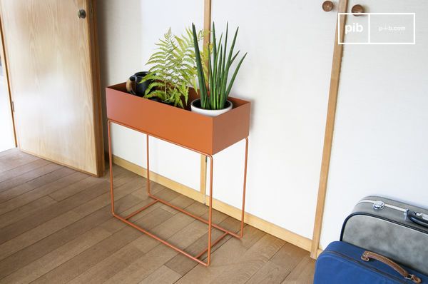 De tafel heeft zeer elegante fijne lijnen.