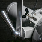 De metalen projector heeft een mooie grijze kleur.