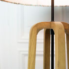 Seine vier Eichenbeine sind durch ein hübsches Kreuz verbunden.