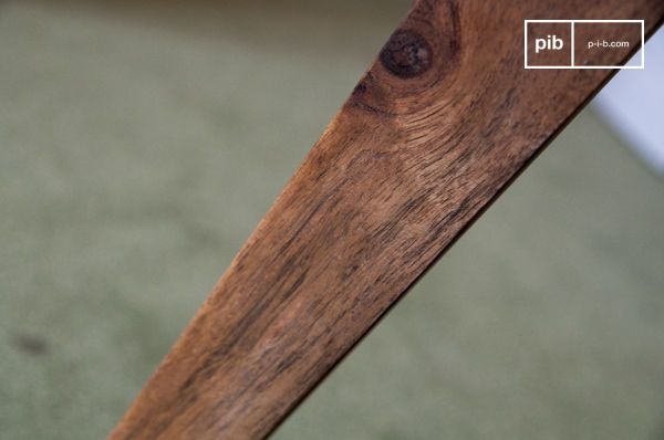 Een typische vintage Scandinavische meubelstuk met een prachtig contrast tussen de donkere poten van
