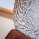 De stoel staat perfect stabiel op zijn massief houten gespreide poten en is zeer robuust.