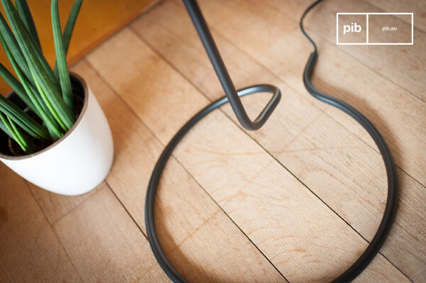 The base is perfectly round and minimalist.