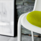 Der Stuhl Sören Grün ist vom Möbeldesign der 50er Jahre inspiriert und besitzt eine makellose