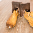 Dos verdaderas hormas de resina para un accesorio único.