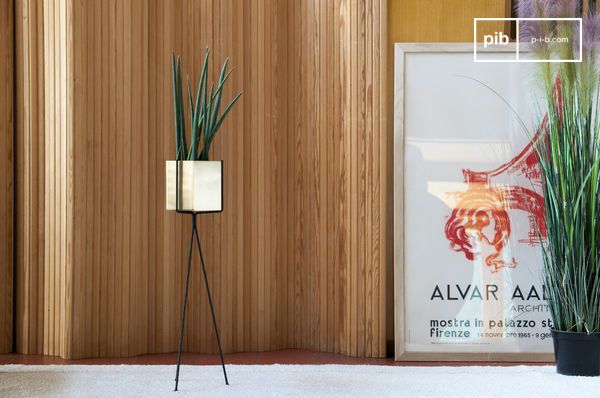 Elegante portapentole in metallo nero.