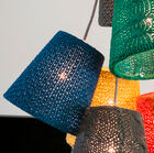 La suspension dispose de sept abat-jours colorés.