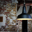 Cette suspension arbore des formes minimalistes typiques du design industriel midcentury.