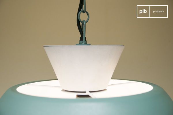 Un joli chapeau blanc vient se placer au dessus de la suspension.