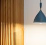 Belle suspension bleu aux finitions mates.