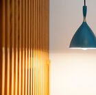 Belle suspension bleu aux finitions mates.