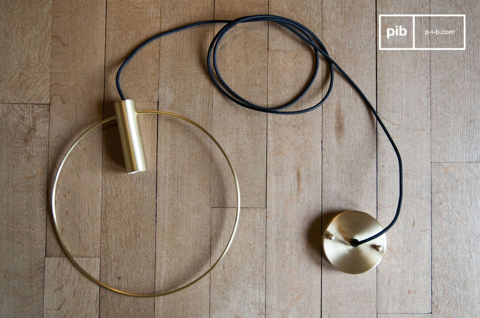 La suspension et la rosace sont connectées par un câble en textile noir tressé.