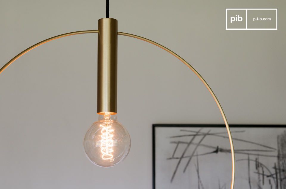 Le cercle, fin et doré, dessine une aura lumineuse suspendue dans l'espace.