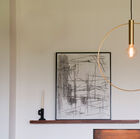 Une sculpture lumineuse au design aérien et graphique.