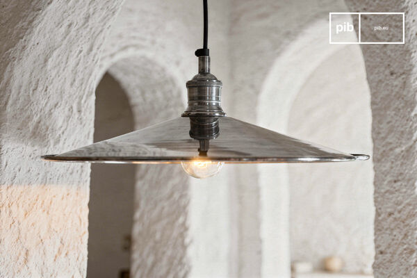 Cette suspension s\'efface pour laisser la primauté à la lumière