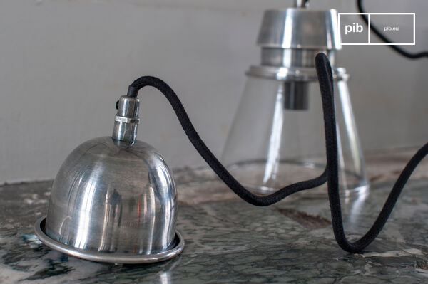 La rosasse bénéficie de la même finition argentée. Le câble est en textile noir.