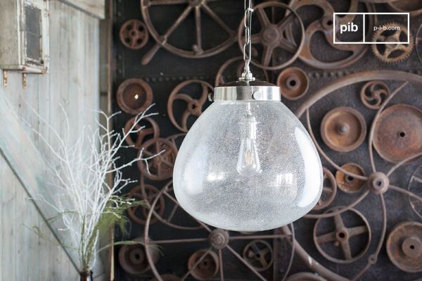 Un large globe en verre bullé, suspendu par une chaîne métallique au style industriel élégant.