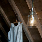 L'éclairage direct illumine efficacement la pièce tout en mettant en valeur la cloche du verre.