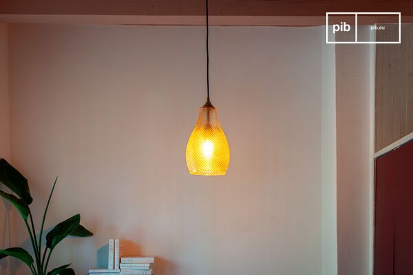 La lumière qu'elle diffuse prend une nuance douce orangée.