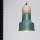 Une belle suspension en métal et en bois.